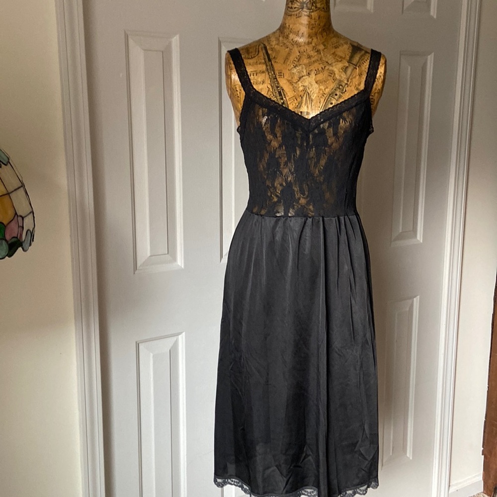 Vintage VanityFair Black Lace Thin Strap Bodice W/Solid BodyW/Lace Hem Full Slip